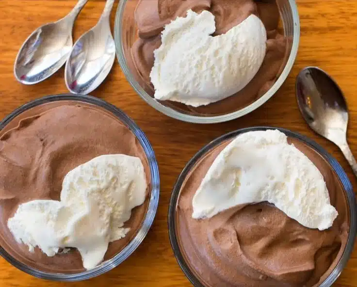Delicious creamy 3 ingredient keto chocolate mousse in a dessert bowl