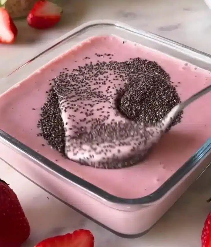 Strawberry Milkshake Chia Pudding