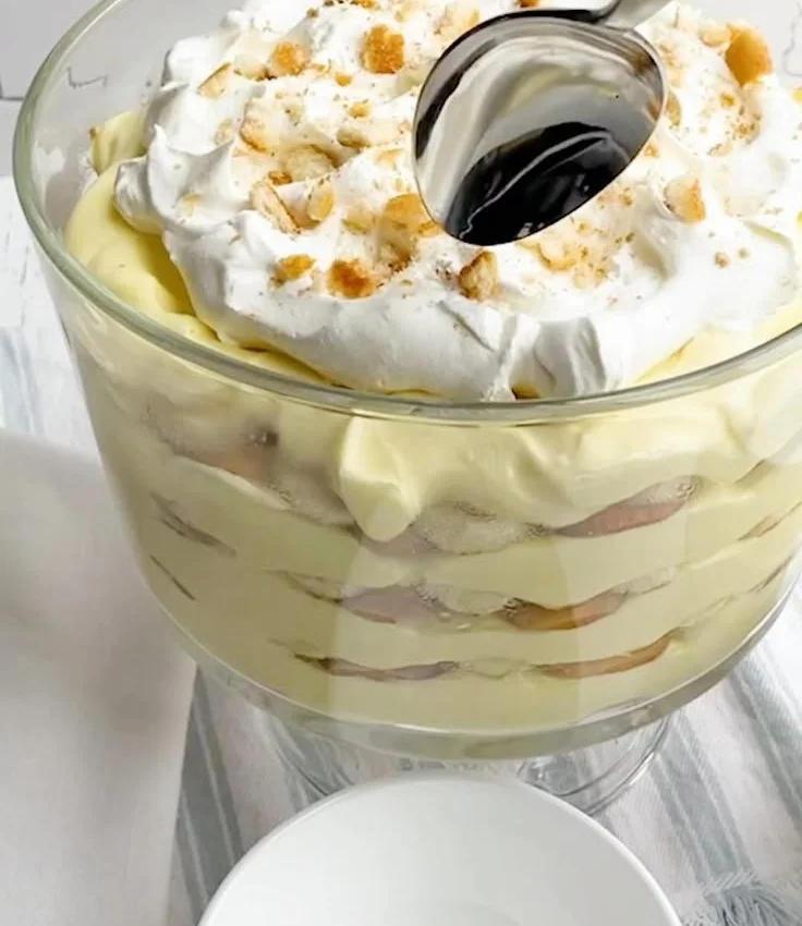 Delicious easy banana pudding recipe with layers of bananas and cream
